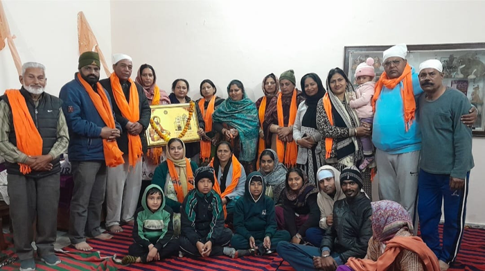 ਸੰਗਤਾਂ ਵੱਲੋਂ ਪ੍ਰਭਾਤ ਫੇਰੀਆਂ ਕੱਢ ਕੇ ਗੁਰੂ ਸਾਹਿਬ ਜੀ ਦੀ ਮਹਿਮਾ ਦਾ ਕੀਤਾ ਜਾ ਰਿਹਾ ਹੈ ਗੁਣ ਗਾਇਨ